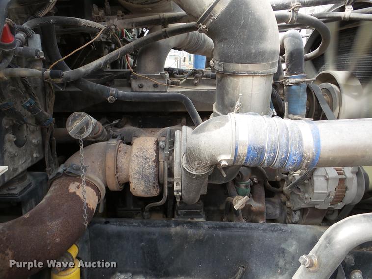 image for item DA7388 2000 Freightliner FLD112 semi truck