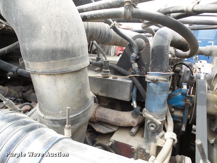 image for item DA7388 2000 Freightliner FLD112 semi truck