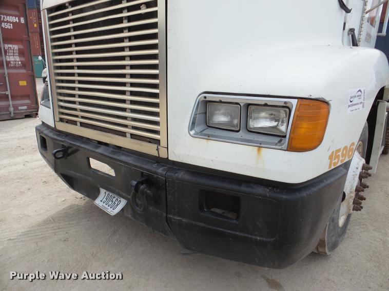 image for item DA7388 2000 Freightliner FLD112 semi truck