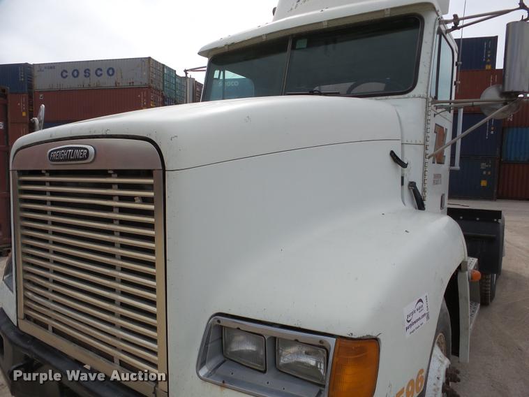 image for item DA7388 2000 Freightliner FLD112 semi truck
