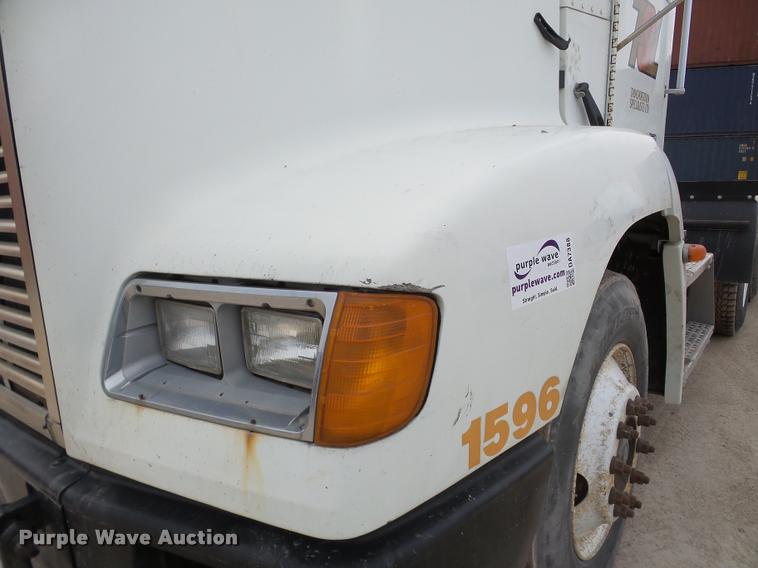 image for item DA7388 2000 Freightliner FLD112 semi truck