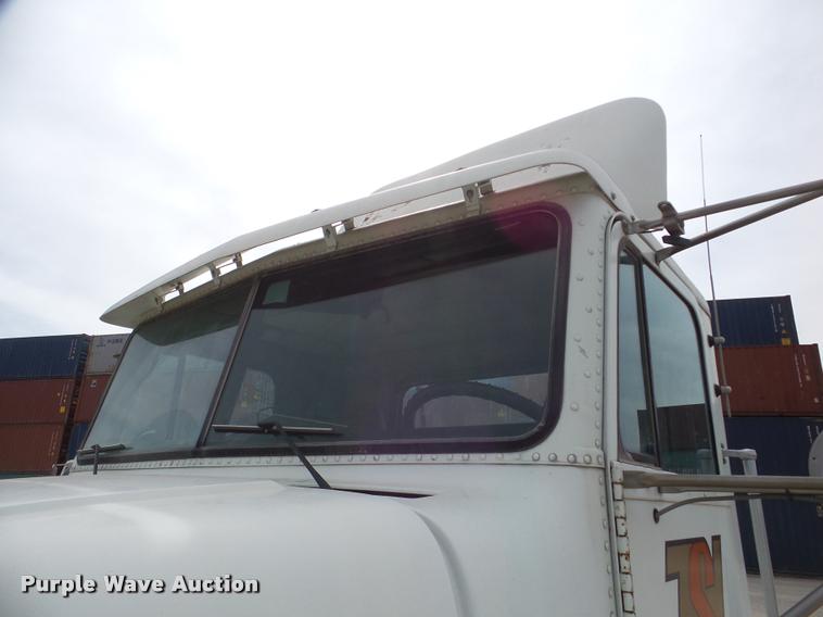 image for item DA7388 2000 Freightliner FLD112 semi truck