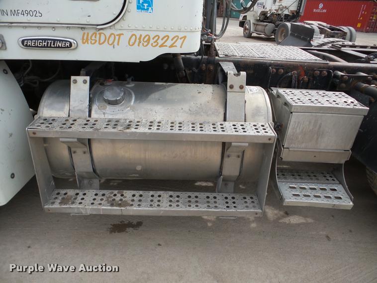 image for item DA7388 2000 Freightliner FLD112 semi truck