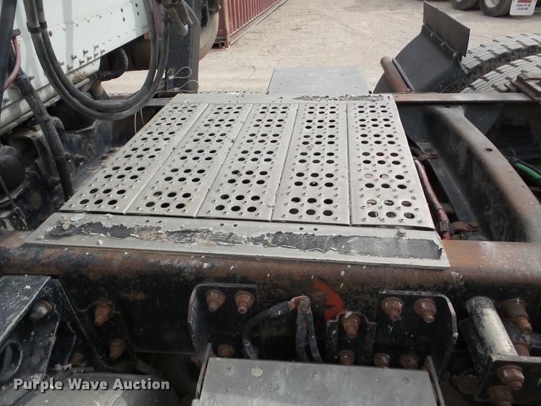 image for item DA7388 2000 Freightliner FLD112 semi truck