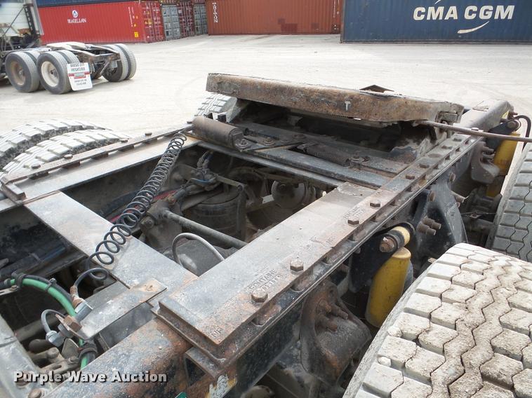 image for item DA7388 2000 Freightliner FLD112 semi truck