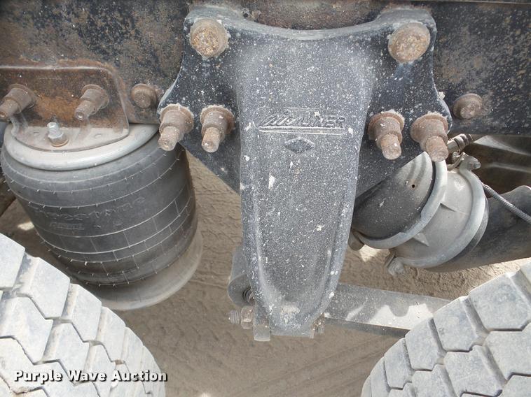 image for item DA7388 2000 Freightliner FLD112 semi truck