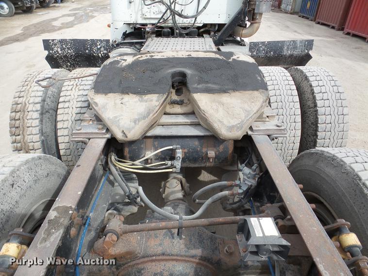 image for item DA7388 2000 Freightliner FLD112 semi truck