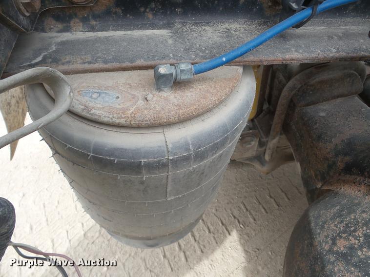 image for item DA7388 2000 Freightliner FLD112 semi truck