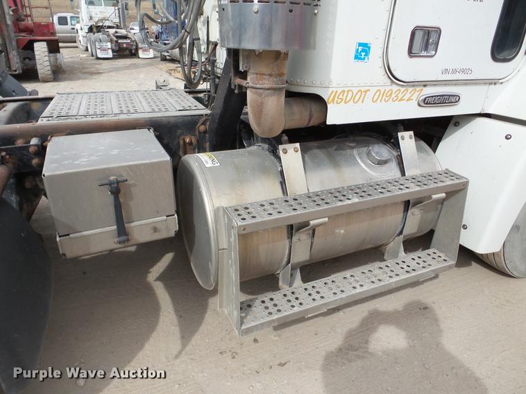 image for item DA7388 2000 Freightliner FLD112 semi truck