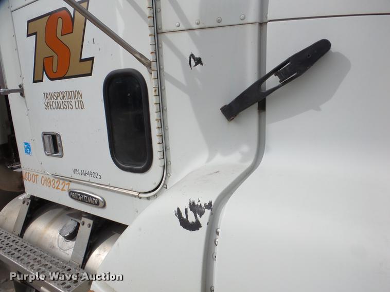 image for item DA7388 2000 Freightliner FLD112 semi truck