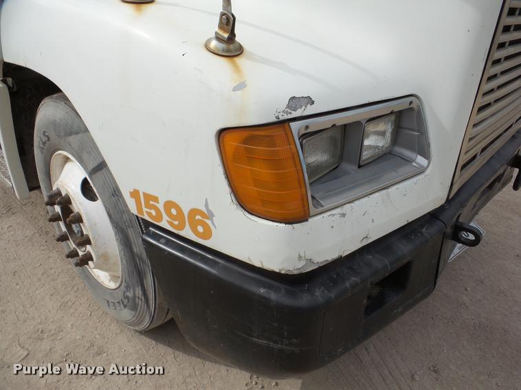 image for item DA7388 2000 Freightliner FLD112 semi truck