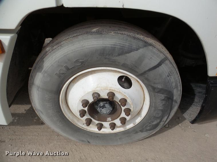 image for item DA7388 2000 Freightliner FLD112 semi truck