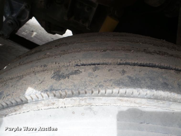 image for item DA7388 2000 Freightliner FLD112 semi truck