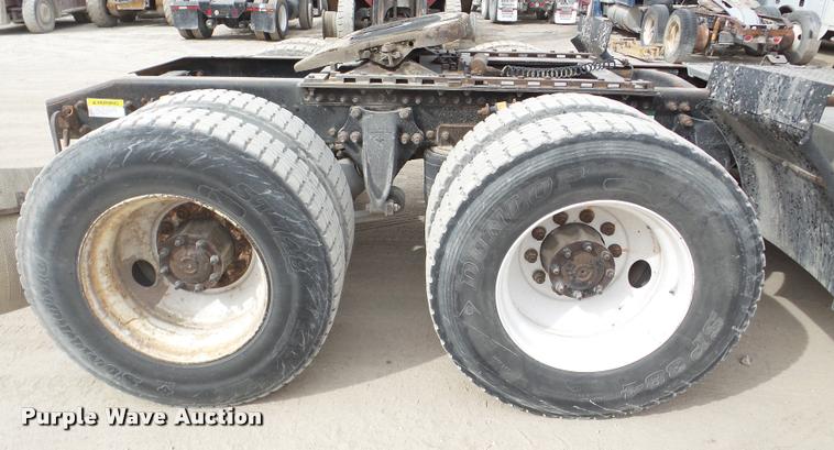 image for item DA7388 2000 Freightliner FLD112 semi truck