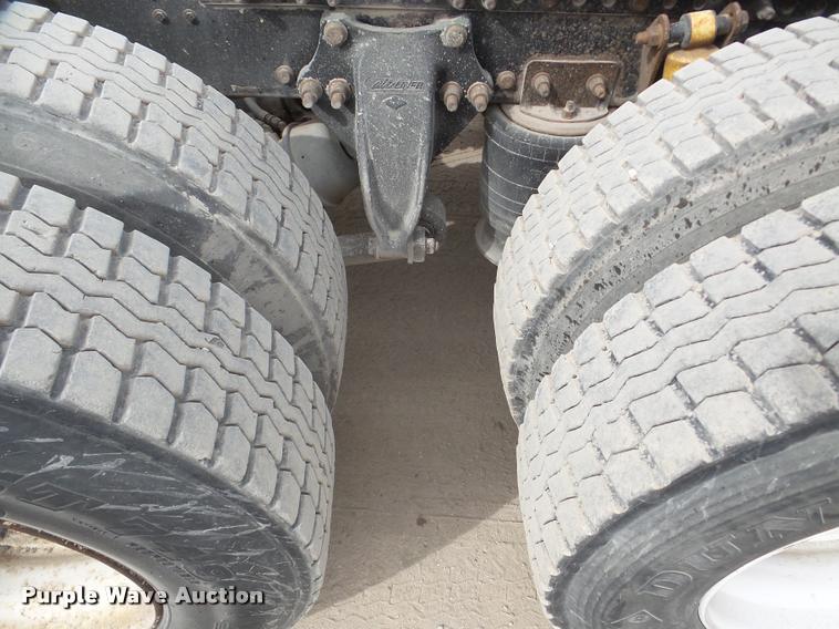 image for item DA7388 2000 Freightliner FLD112 semi truck