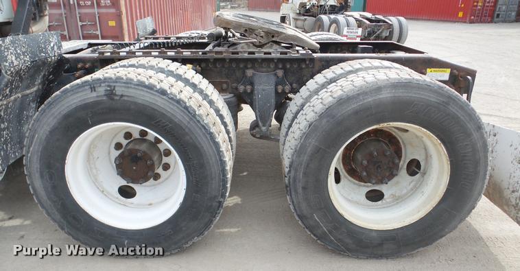 image for item DA7388 2000 Freightliner FLD112 semi truck