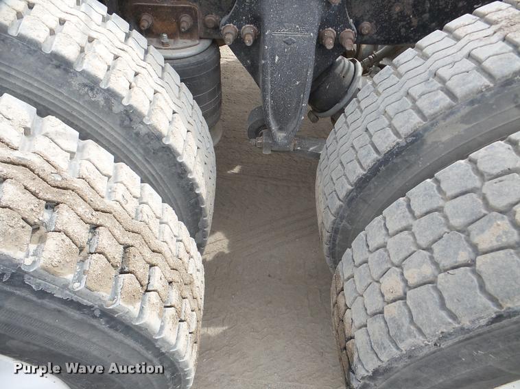 image for item DA7388 2000 Freightliner FLD112 semi truck