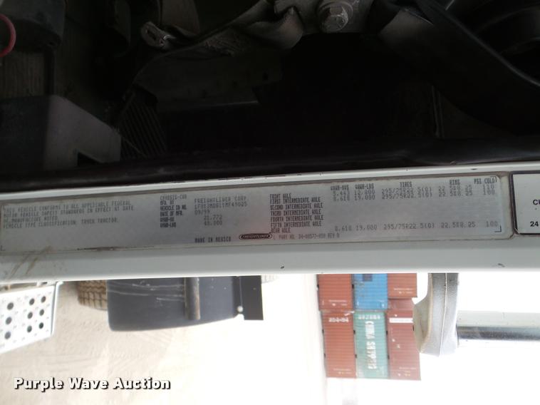 image for item DA7388 2000 Freightliner FLD112 semi truck