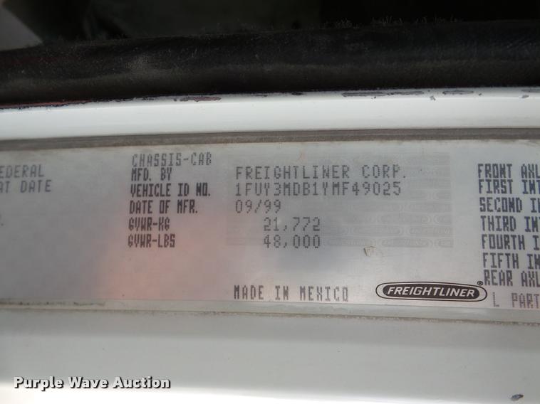 image for item DA7388 2000 Freightliner FLD112 semi truck