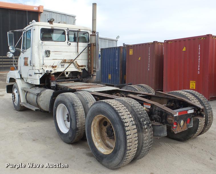 image for item DA7389 2001 Freightliner FLS112 semi truck