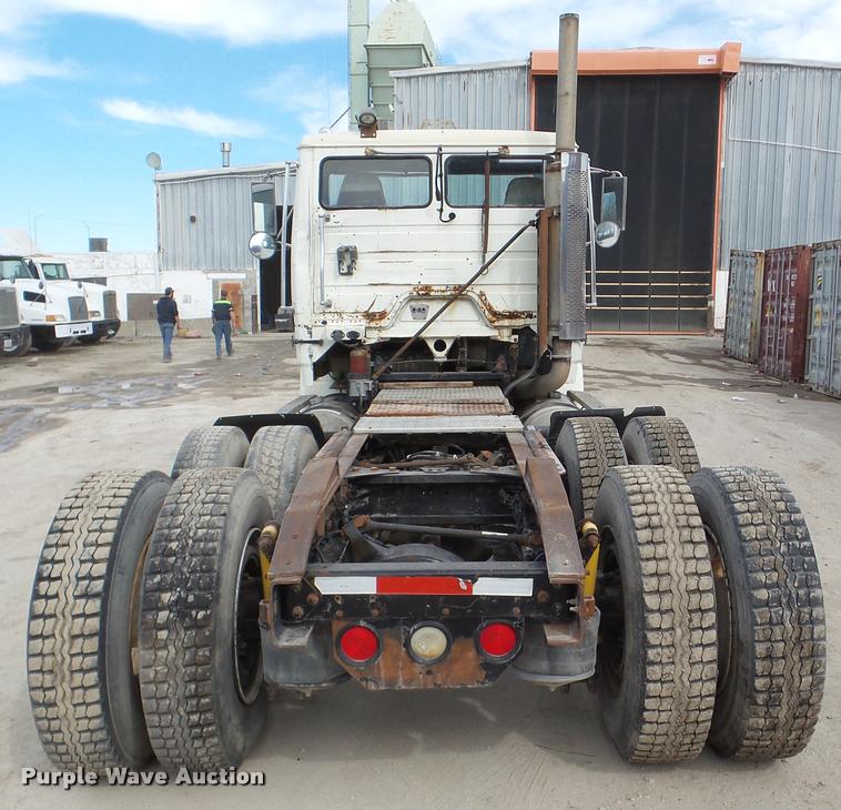 image for item DA7389 2001 Freightliner FLS112 semi truck