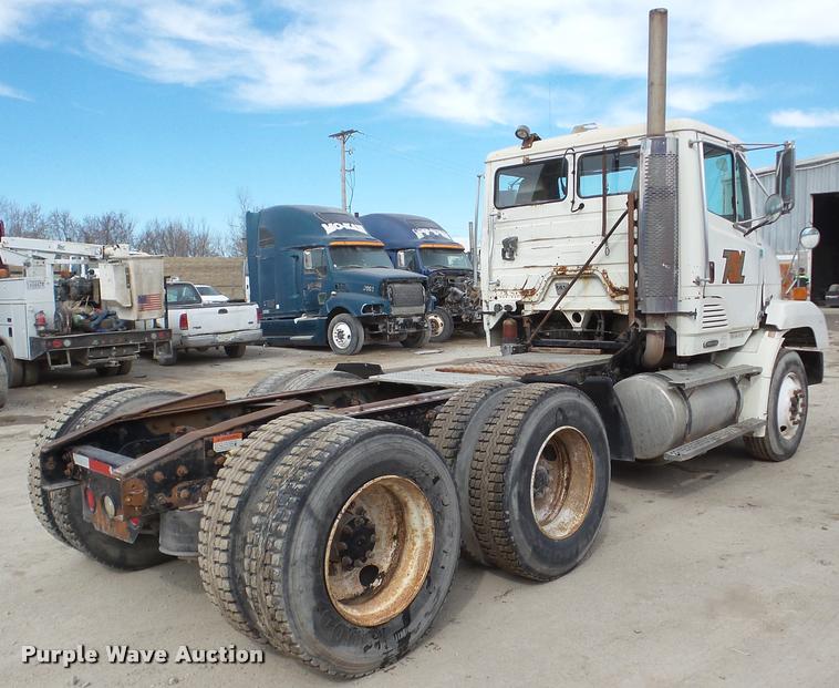 image for item DA7389 2001 Freightliner FLS112 semi truck