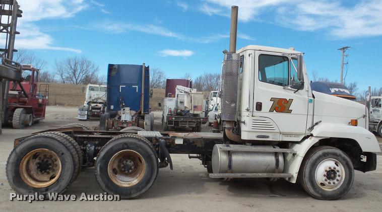 image for item DA7389 2001 Freightliner FLS112 semi truck