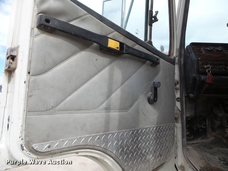 image for item DA7389 2001 Freightliner FLS112 semi truck