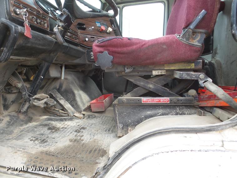 image for item DA7389 2001 Freightliner FLS112 semi truck