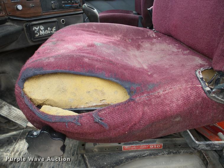 image for item DA7389 2001 Freightliner FLS112 semi truck