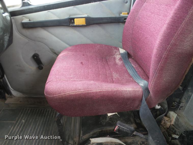 image for item DA7389 2001 Freightliner FLS112 semi truck