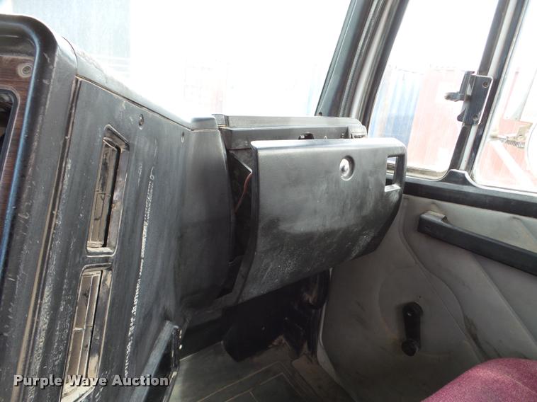 image for item DA7389 2001 Freightliner FLS112 semi truck