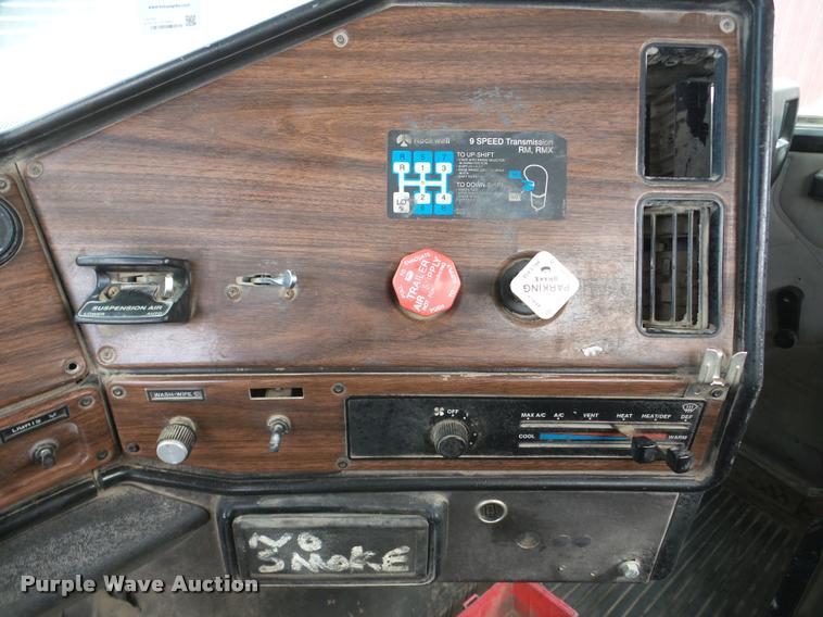 image for item DA7389 2001 Freightliner FLS112 semi truck