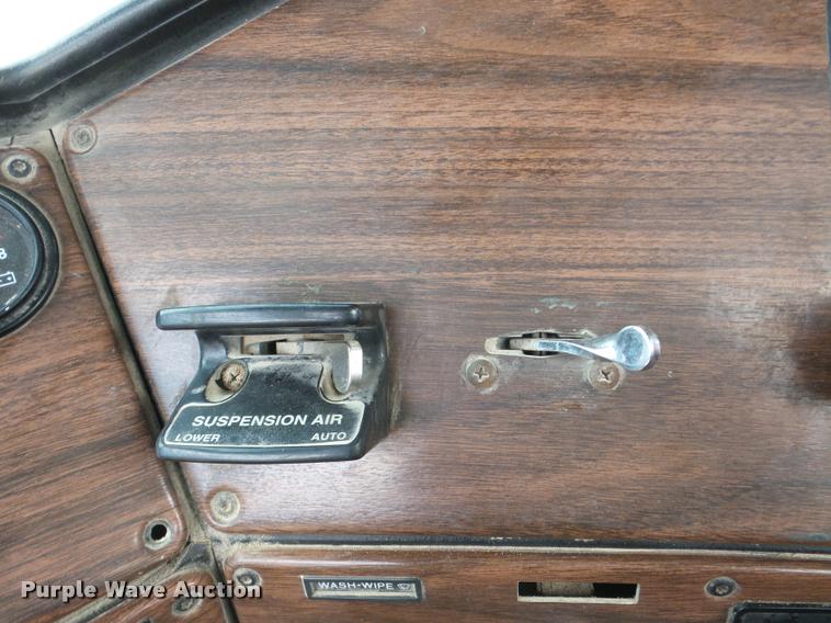 image for item DA7389 2001 Freightliner FLS112 semi truck