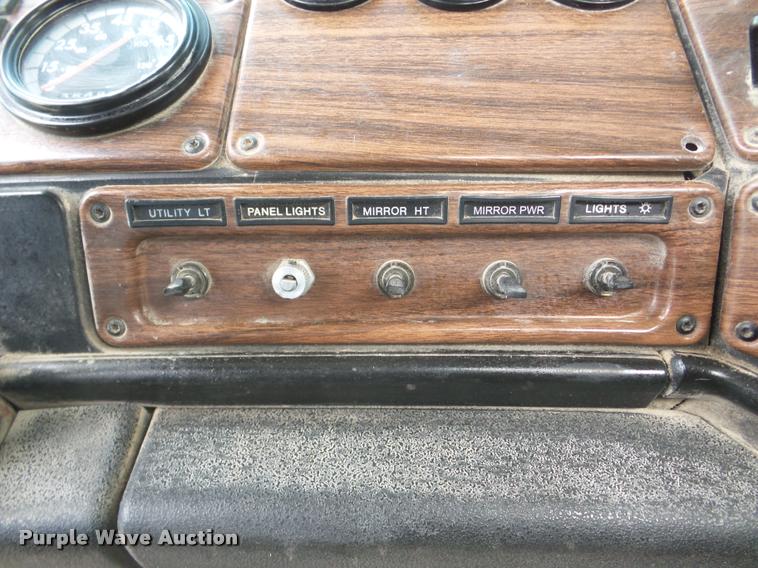 image for item DA7389 2001 Freightliner FLS112 semi truck