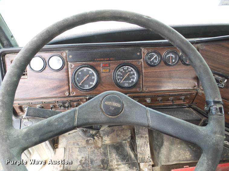 image for item DA7389 2001 Freightliner FLS112 semi truck