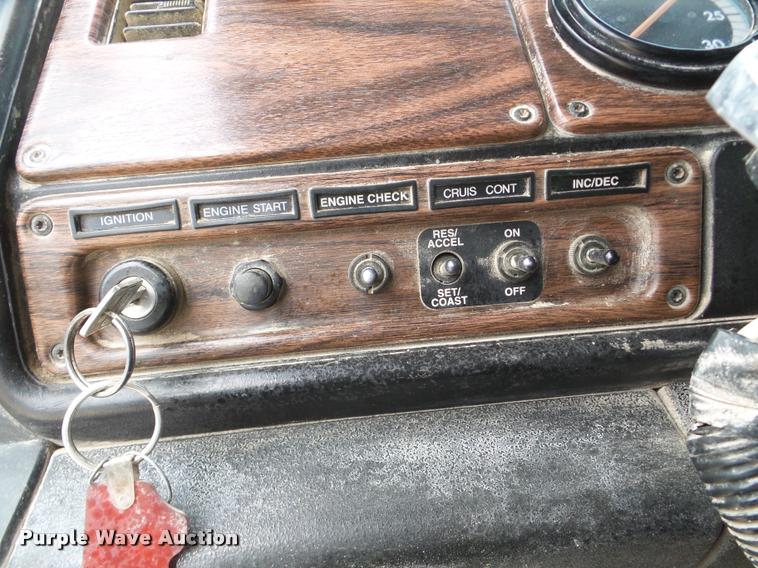 image for item DA7389 2001 Freightliner FLS112 semi truck