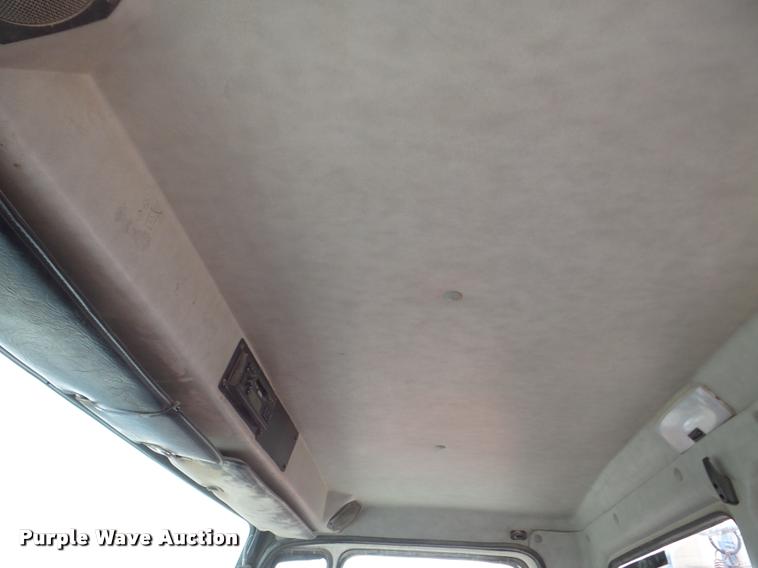 image for item DA7389 2001 Freightliner FLS112 semi truck