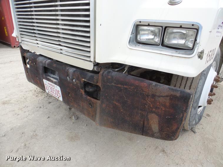 image for item DA7389 2001 Freightliner FLS112 semi truck