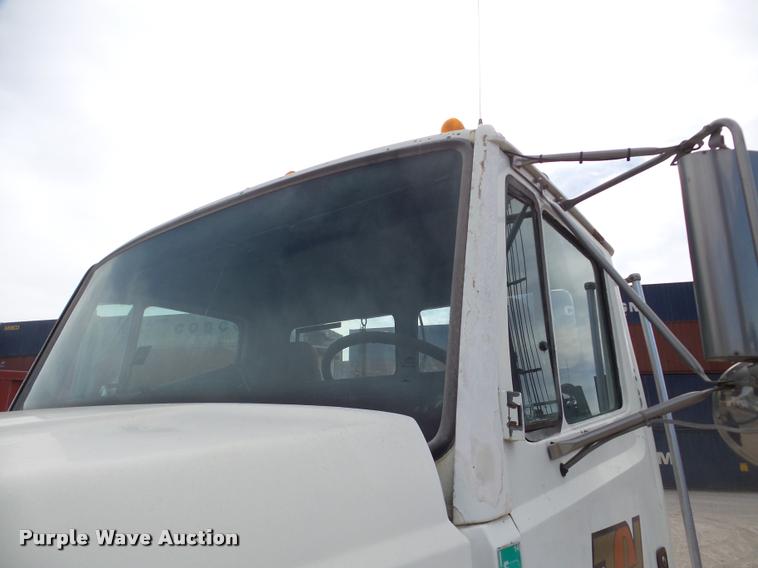 image for item DA7389 2001 Freightliner FLS112 semi truck