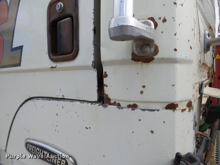 image for item DA7389 2001 Freightliner FLS112 semi truck