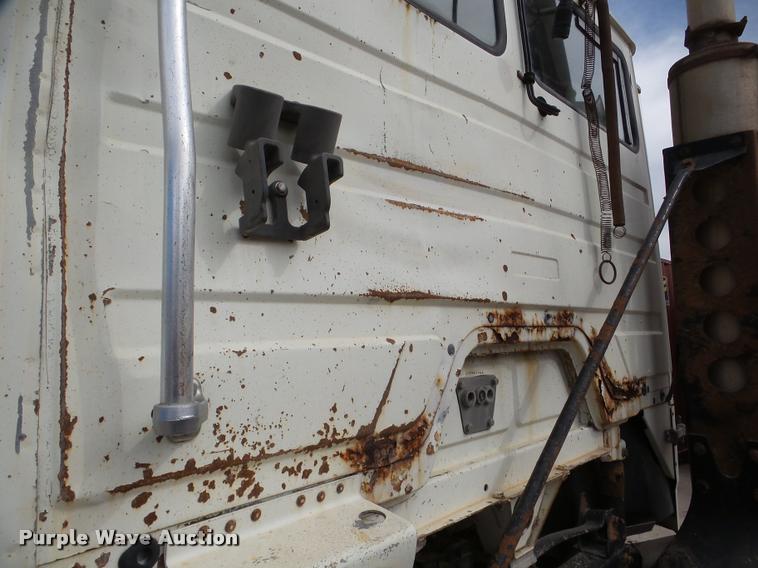 image for item DA7389 2001 Freightliner FLS112 semi truck