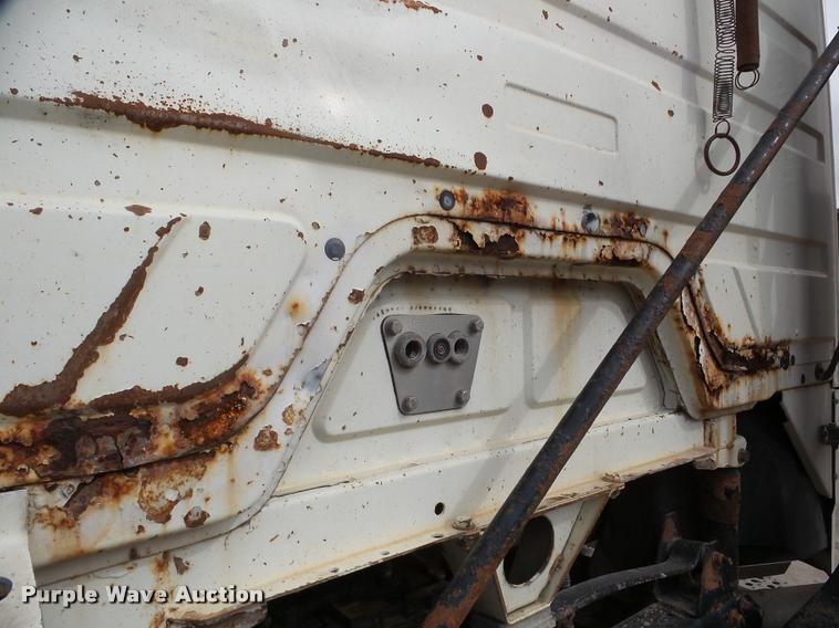 image for item DA7389 2001 Freightliner FLS112 semi truck