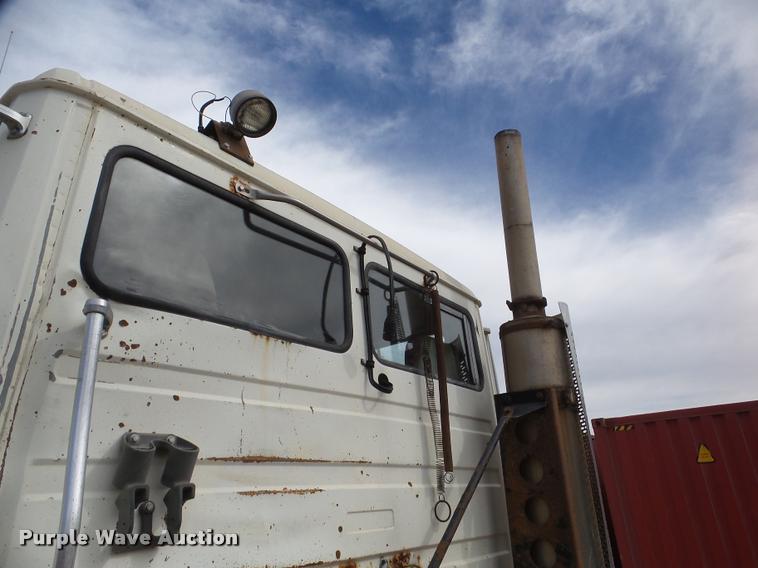 image for item DA7389 2001 Freightliner FLS112 semi truck