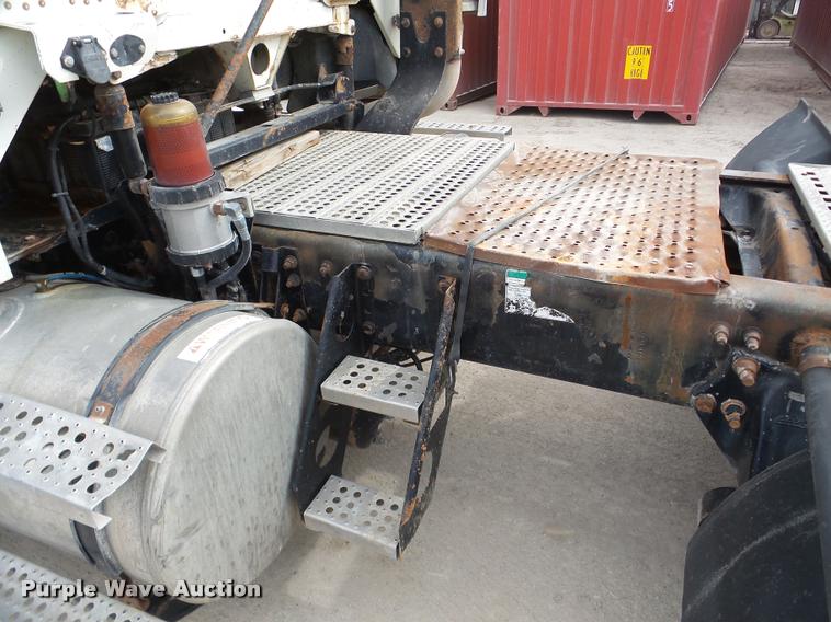 image for item DA7389 2001 Freightliner FLS112 semi truck