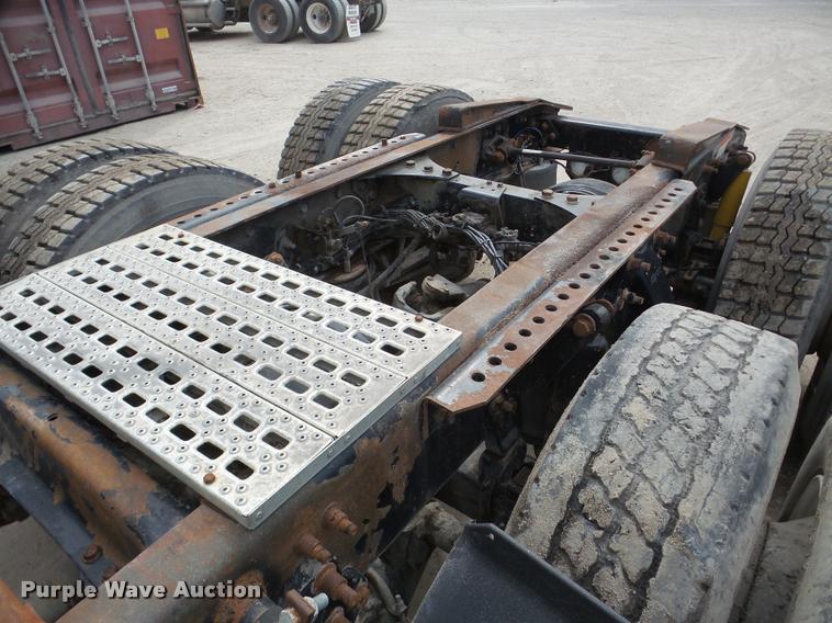 image for item DA7389 2001 Freightliner FLS112 semi truck