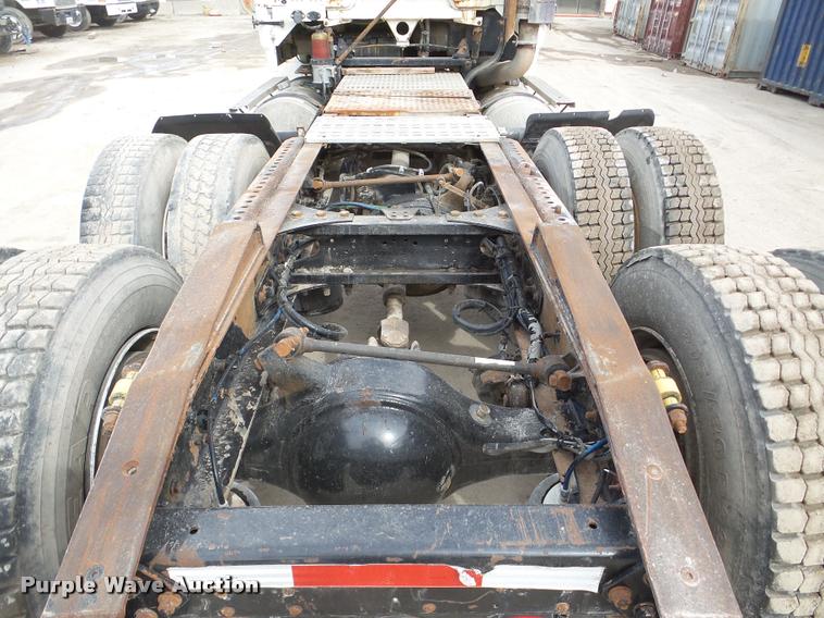 image for item DA7389 2001 Freightliner FLS112 semi truck