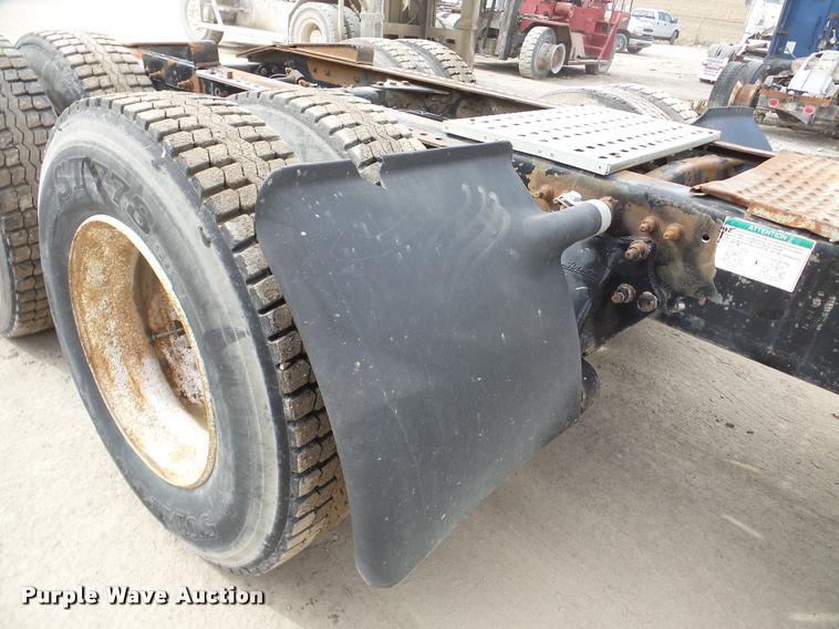 image for item DA7389 2001 Freightliner FLS112 semi truck