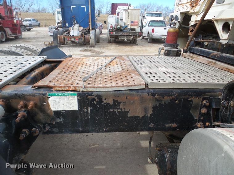 image for item DA7389 2001 Freightliner FLS112 semi truck