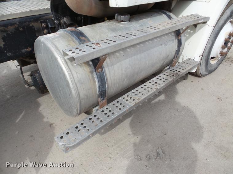 image for item DA7389 2001 Freightliner FLS112 semi truck